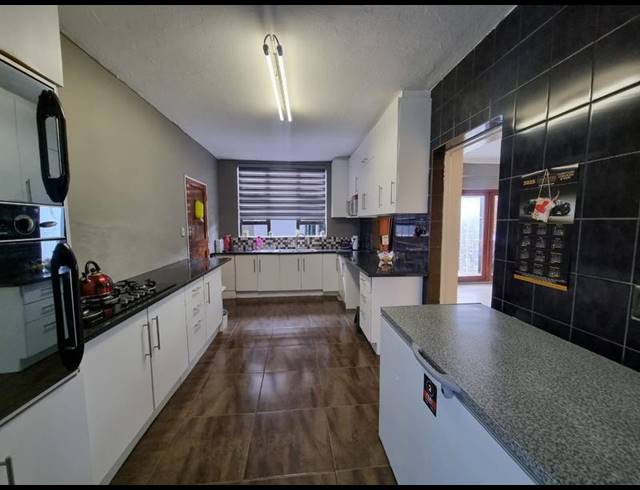 4 BEDROOM HOUSE FOR SALE IN NEWLANDS